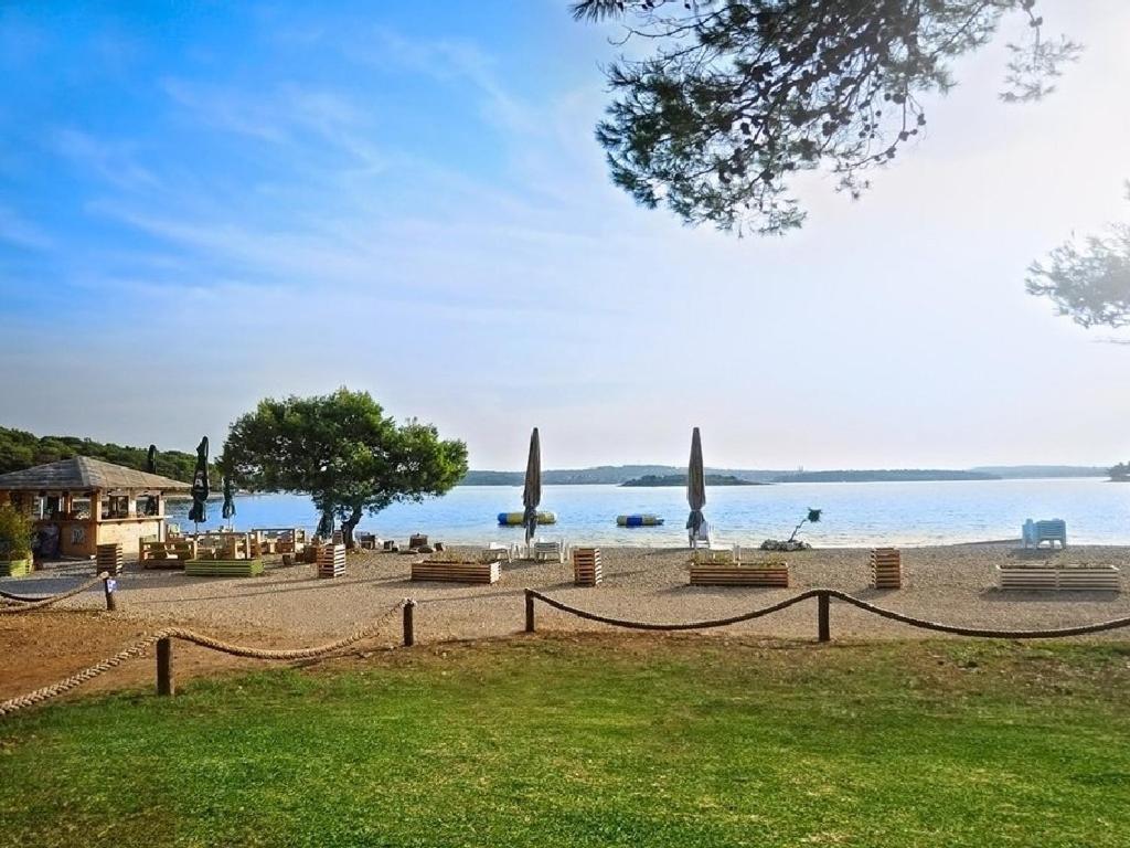 Beach House Ive With Jacuzzi, Pool, Playground And Bbq In An Olive Grove With A Beach, Pomer - Istria Luaran gambar